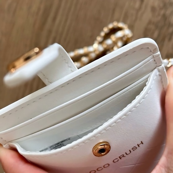 Chanel New Quilted White Phone & Card Holder Crossbody Gold Chain Strap GWP VIP - Picture 3 of 10